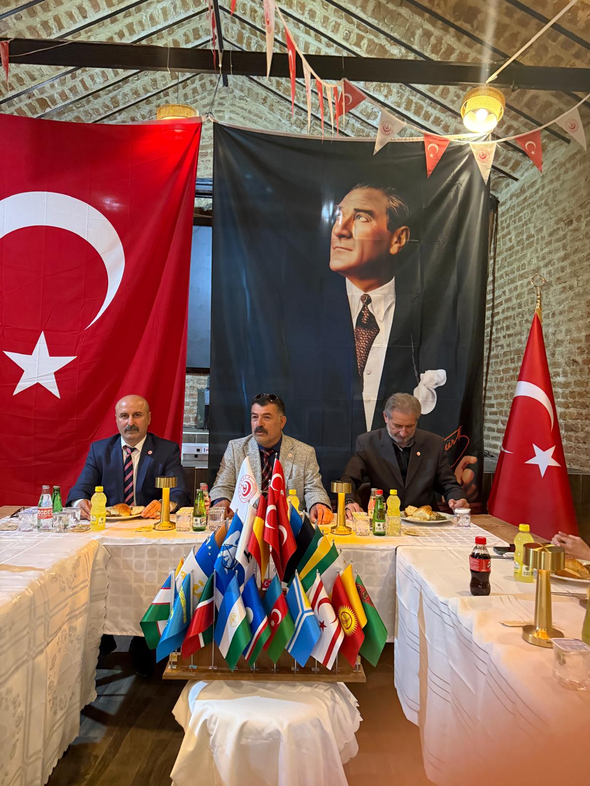 kızılelma partisi kocaelinde il ve ilçe başkanlarıyla yemekte buluştu